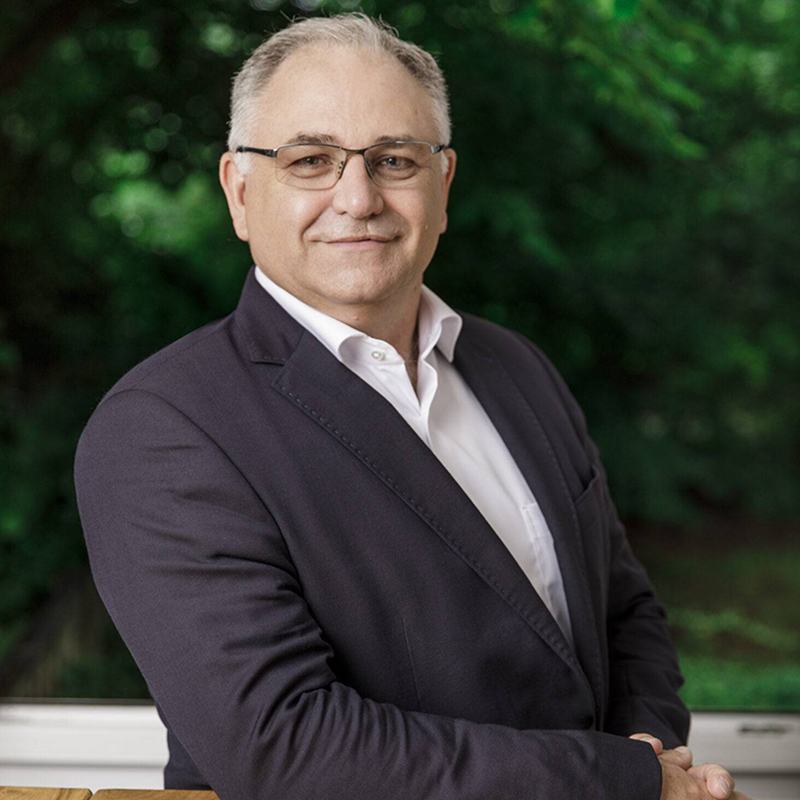 Jörg Angerstein, Geschäftsführer der Hans-Wendt gGmbH,mit freundlichem Gesicht an einem Tisch lehnend 