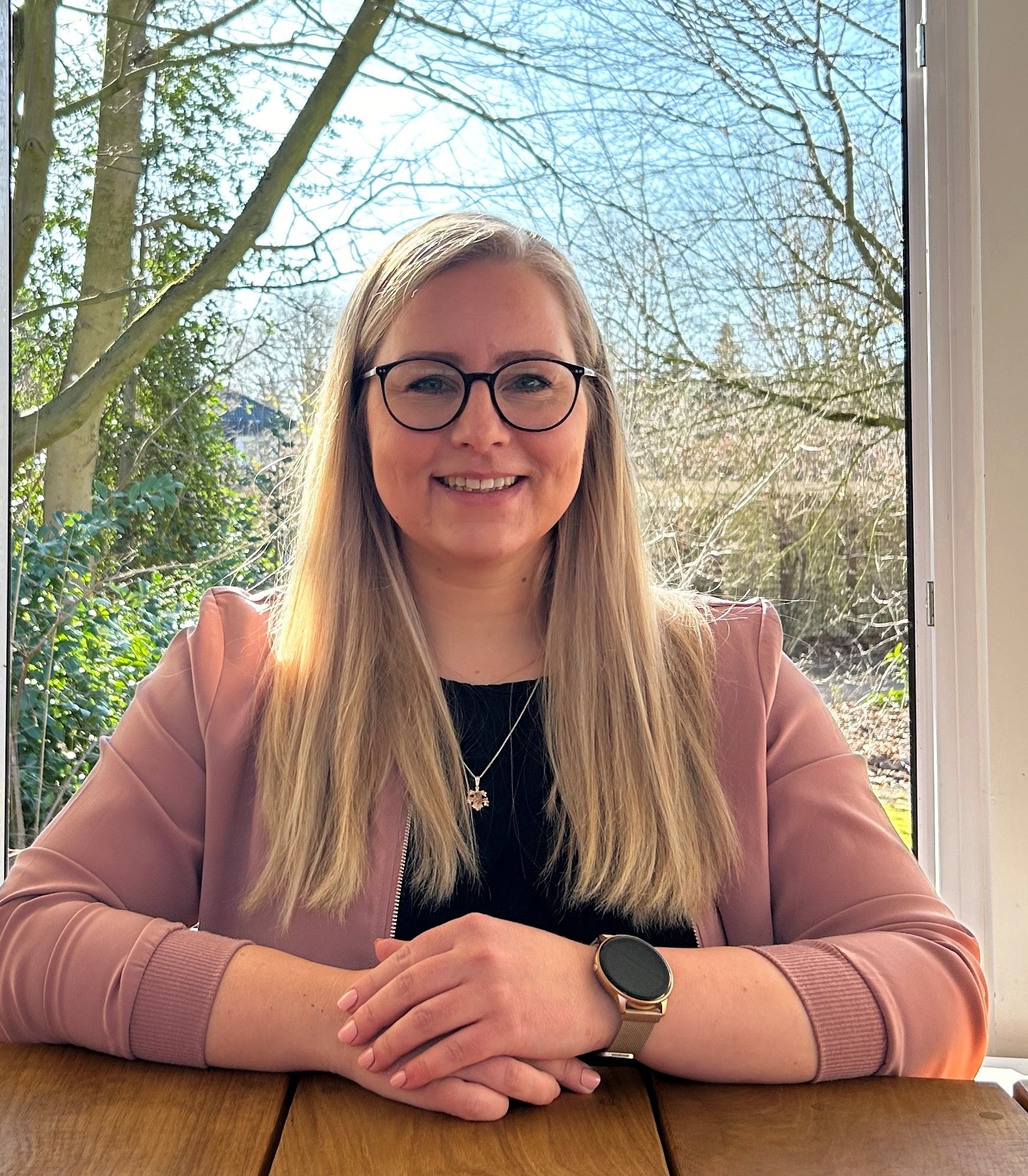 Jörg Angerstein, Geschäftsführer der Hans-Wendt gGmbH,mit freundlichem Gesicht an einem Tisch lehnend 